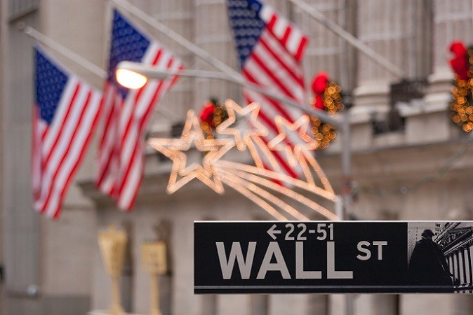 Wer die Frage, wo kann ich Aktien kaufen, auf den internationalen Wertpapierhandel erweitert, dem stehen auch noch viele andere Handelsplätze offen. Zu den großen Börsenplätzen gehört die New York Stock Exchange (NYSE). (#01)
