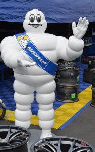 Nicht Kultur, sondern Kult ist Bibendum, das Michelin-Männchen, welches sich hier  auf der FIA World Endurance Championship am 21. Juli 2016 auf dem Nürburgring zeigt. (#1)