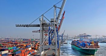 Containerumschlag im Hamburger Hafen rückläufig, Anläufe von Megamax-Containerschiffen nehmen zu Hamburger Hafen verzeichnet Rückgang im Seegüterumschlag, aber positive Entwicklungen im (Foto: AdobeStock - M. Johannsen 57788042)