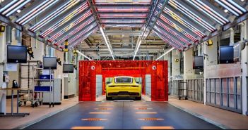 Erweiterte Logistik und automatisierte Teilelager bei Porsche Porsche investiert 250 Millionen Euro in Werksumbau und (Foto: Porsche AG)