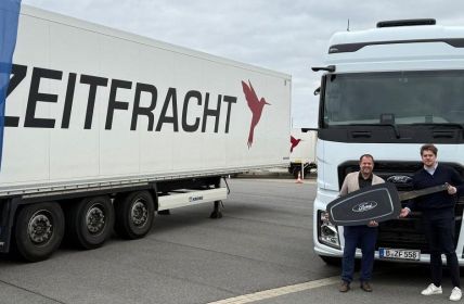 F-Trucks übergibt Ford F-MAX GEN2.0 Schlüssel an Zeitfracht (Foto: F-Trucks Deutschland)