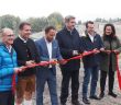 Weltweit erste vertikal schwimmende PV-Anlage SKipp Float feierlich (Foto: SINN Power GmbH)