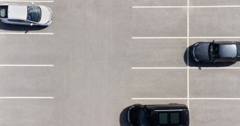 Kamerabasierte Kennzeichenerfassung und KI revolutionieren effizientes Parkraummanagement in (Foto: AdobeStock -  Di Studio - 623336463)