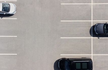 Kamerabasierte Kennzeichenerfassung und KI revolutionieren effizientes Parkraummanagement in (Foto: AdobeStock -  Di Studio - 623336463)