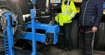 Scharf Logistik setzt Bear-Cut ein, profiliert Reifen effizient (Foto: Bear-Machines GmbH)