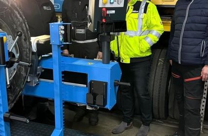 Scharf Logistik setzt Bear-Cut ein, profiliert Reifen effizient (Foto: Bear-Machines GmbH)