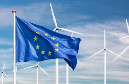 Windkraftausbau stärkt Europas Energieunabhängigkeit und Versorgungssicherheit nachhaltig weiter (Foto: AdobeStock - Martin Bergsma - 499830072)
